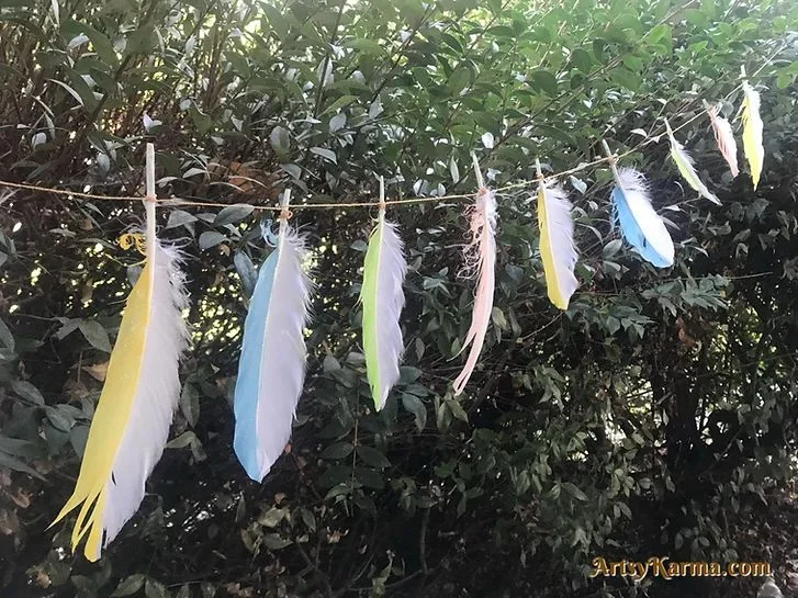 22 Fantastic Feather Crafts 17 16. Sparkling Springtime Feather Garland
