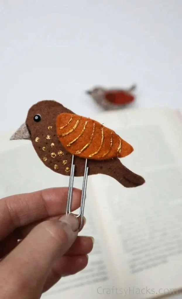 21 Cute Craft Ideas 18 17. DIY Bookmark
