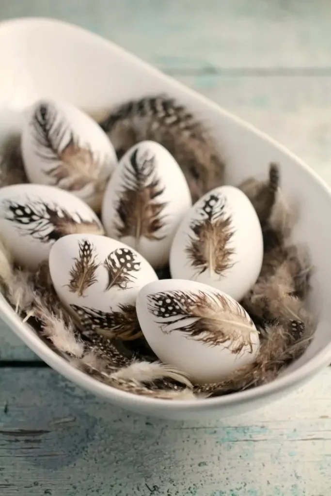 22 Fantastic Feather Crafts 19 18. Feather Easter Eggs