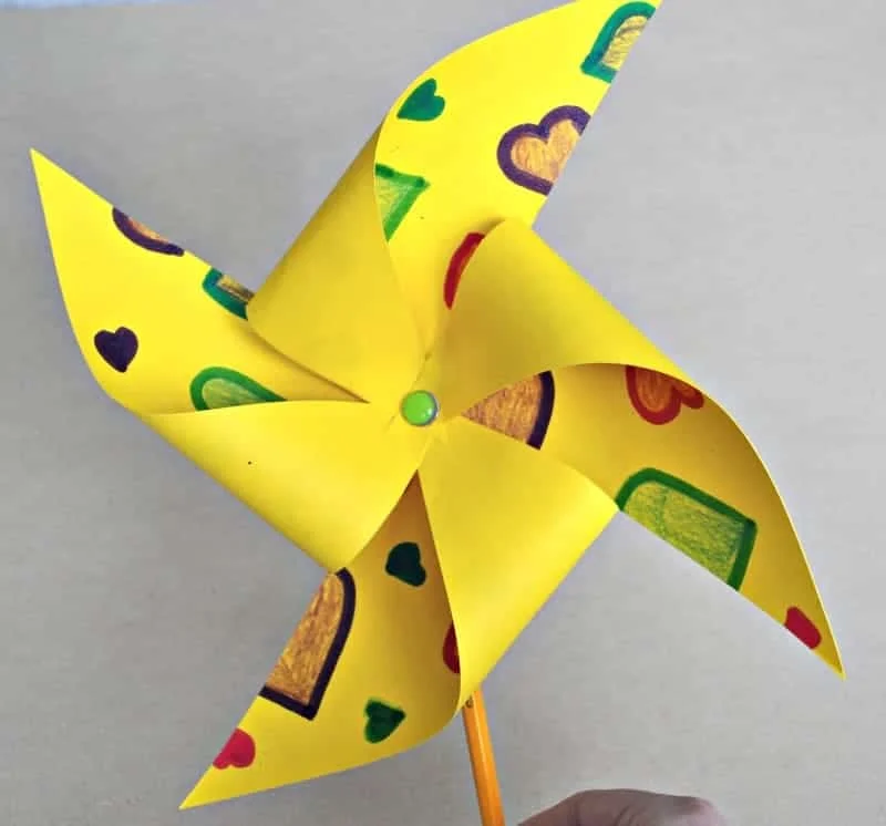 27 Paper Crafts That Will Inspire Anyone 20 19 summer paper windmill step 6