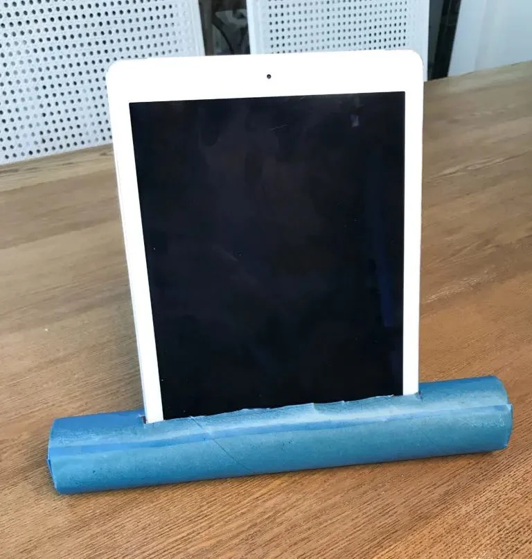 27 Paper Crafts That Will Inspire Anyone 23 22 Tablet Stand from a Paper Towel