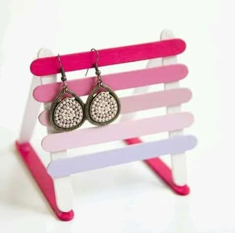 20 Popsicle Stick Crafts Kids Will Love 5 4 DIY Earring holder