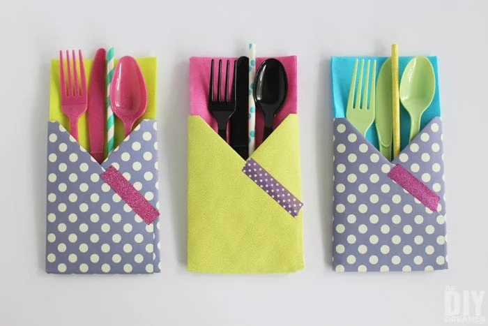 27 Paper Crafts That Will Inspire Anyone 5 4 DIY Utensil Paper Holder