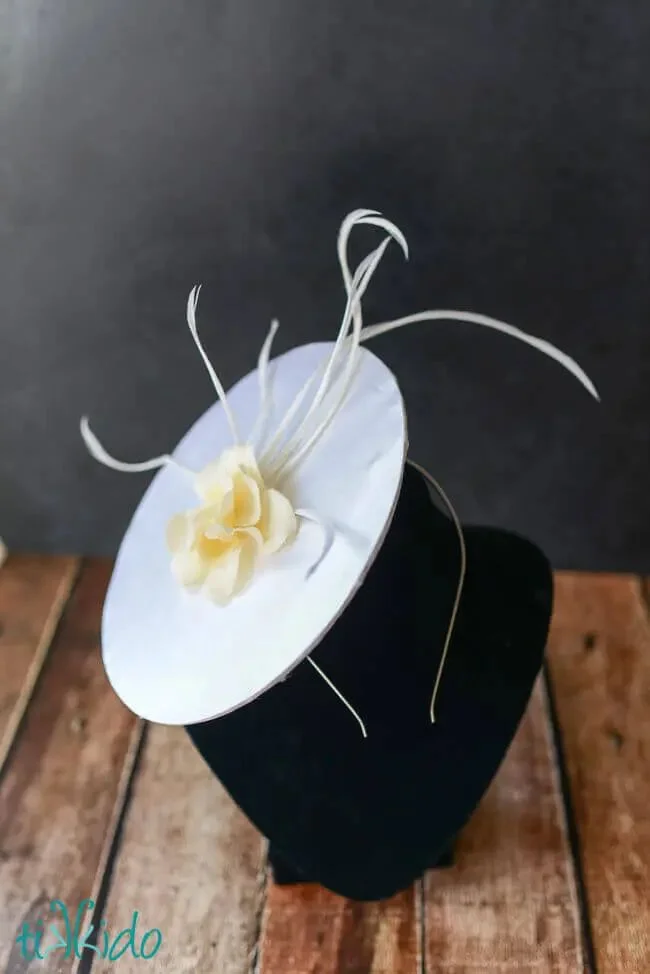 22 Fantastic Feather Crafts 10 9. Feather Fascinator Hat