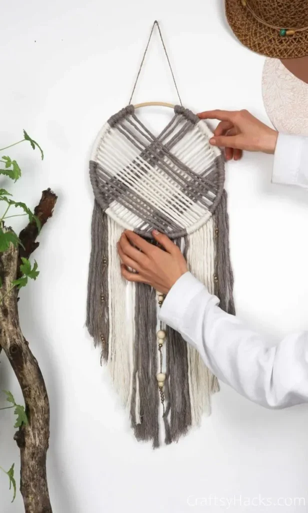 21 Fun Crafts to Do When Bored 14 13. DIY Dreamcatcher 1