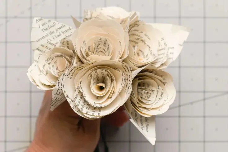 21 Fun Crafts to Do When Bored 22 21. Paper Roses 1